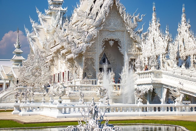 Una bellissima vista di Wat Rong Khun il Tempio Bianco situato a Chiang Rai Thailandia