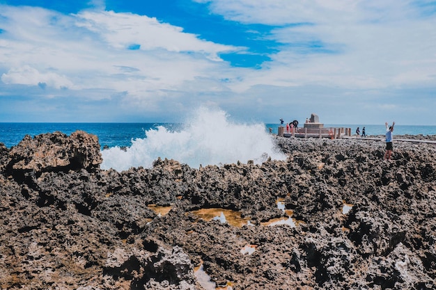 Una bellissima vista di Waterblow a Nusa Dua Beach Bali Indonesia