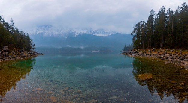 Una bellissima vista panoramica del popolare lago Alpsee