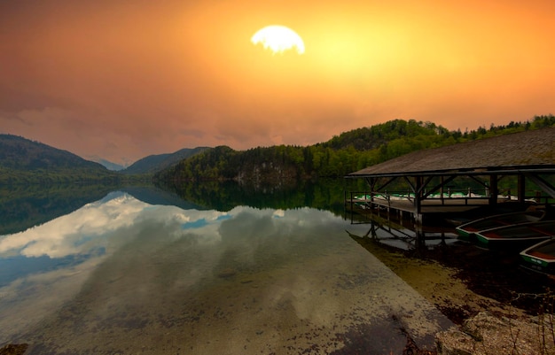 Una bellissima vista panoramica sul famoso lago Alpsee