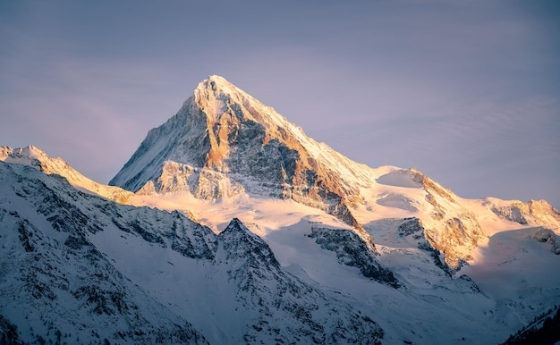 Una bellissima vista sulle montagne Dent Blanche durante il tramonto in Svizzera