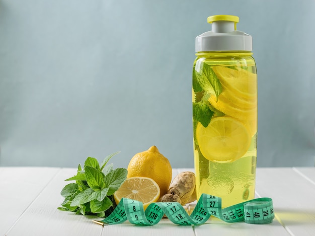 Una bevanda preparata al momento a base di limone, menta e zenzero