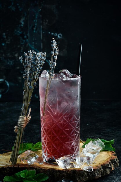 Una bevanda rinfrescante Limonata al Blackberry con ghiaccio tonico e lavanda in un menu Cocktails Bar in vetro