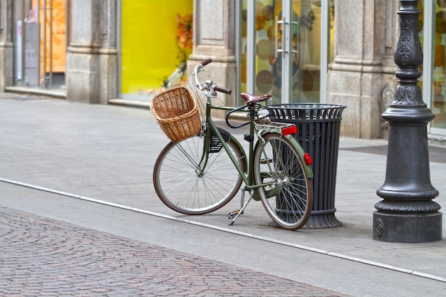 Una bicicletta con sopra un cestino