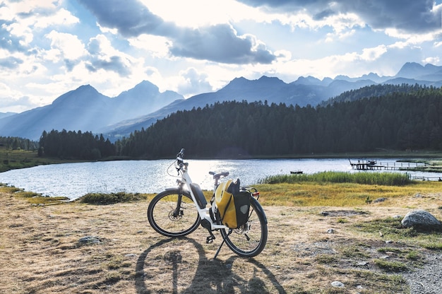 Una bicicletta nei pressi di un lago alpino