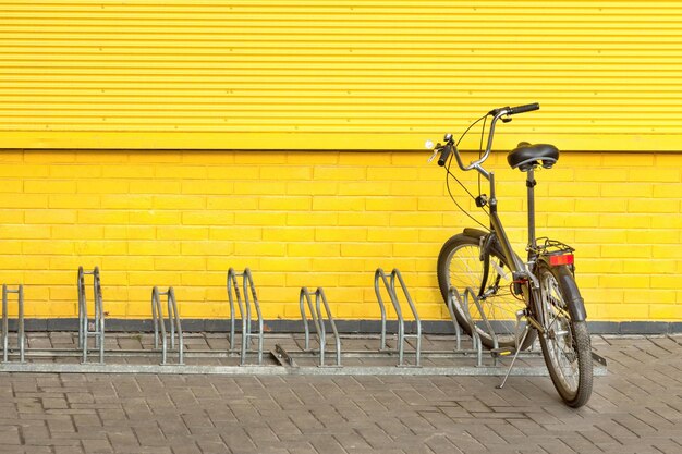 Una bicicletta si trova nell'apposito parcheggio attrezzato