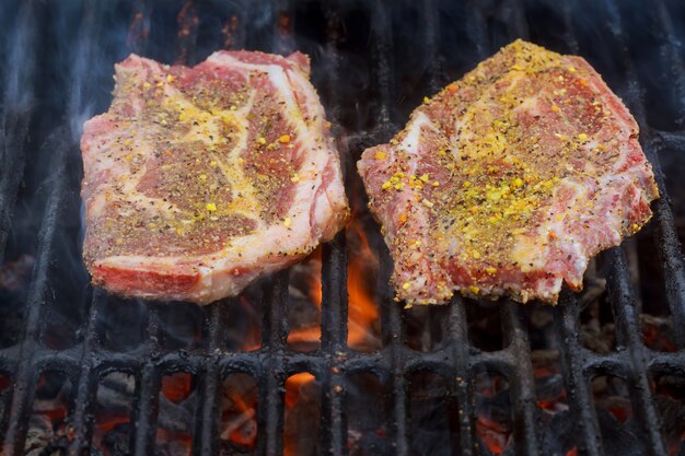 Una bistecca di controfiletto di alta qualità arrostita su un barbecue