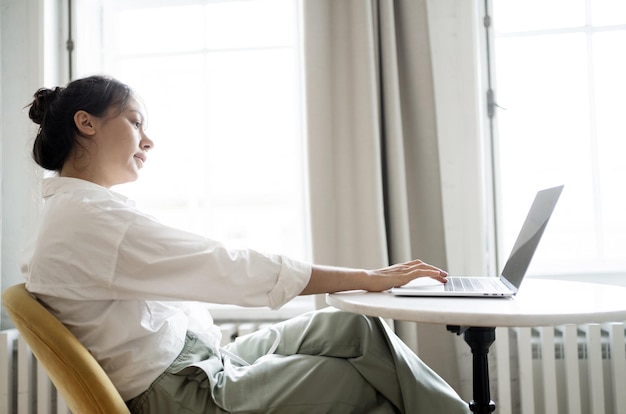 Una blogger donna lavora in un ufficio online facendo un progetto di design su un sito web Il programmatore
