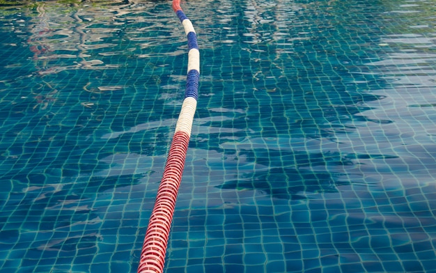 Una boa galleggiante in piscina.