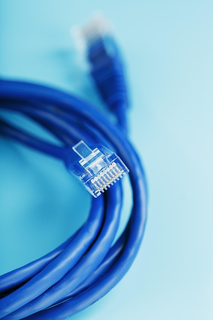 Una bobina di un cavo di rete Internet per la trasmissione di dati su sfondo blu