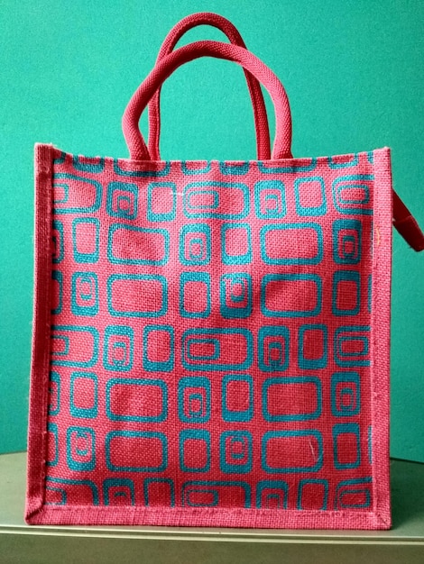 una borsa con un disegno rosso e nero
