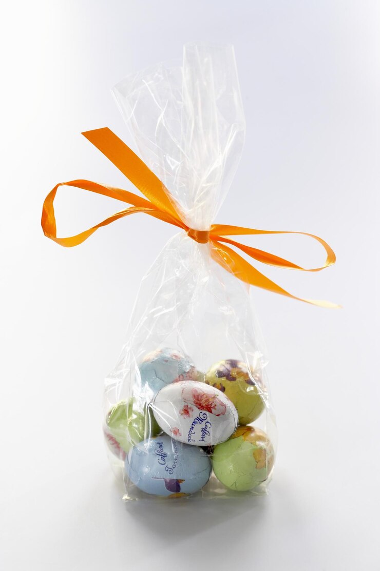 una borsa di uova di Pasqua con un nastro arancione intorno al fondo