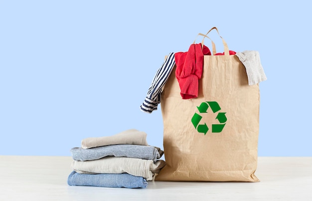 una borsa di vestiti è sul tavolo Concetto riciclabile