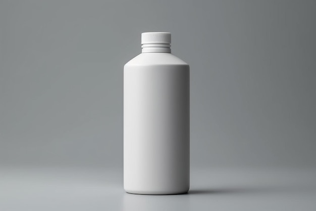 Una bottiglia bianca con un tappo d'argento in cima