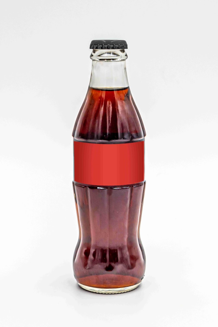 Foto una bottiglia di coca cola è mostrata con un'etichetta rossa.