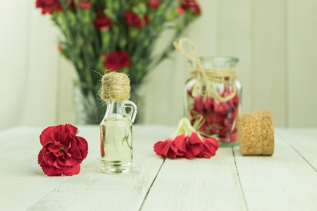 Una bottiglia di olio aromatico a base di petali di fiori freschi