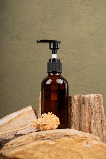 una bottiglia di sapone con un tappo nero
