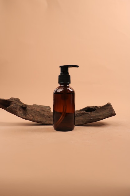una bottiglia di sapone per le mani con uno sfondo minimo