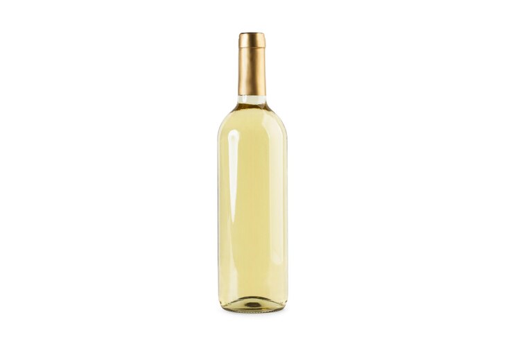 Una bottiglia di vino bianco su sfondo bianco