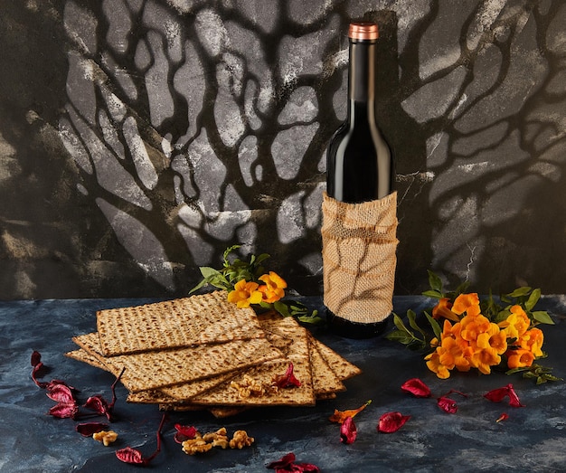 Una bottiglia di vino con fiori di matzah Alimenti naturali e ingredienti di cottura