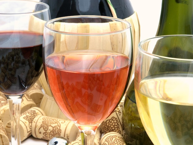 Una bottiglia di vino è accanto a un bicchiere di vino.