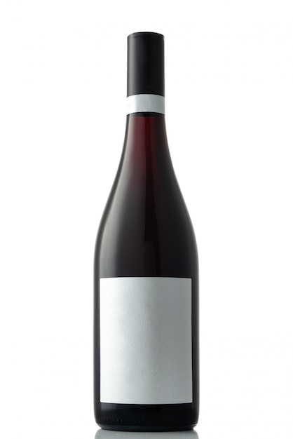 Una bottiglia di vino rosso su uno sfondo bianco isolato