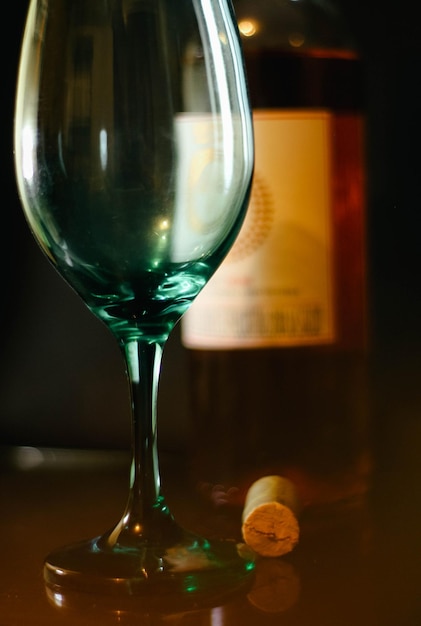 Una bottiglia di vino si trova accanto a un tappo che dice "l'anno del topo"