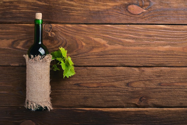 Una bottiglia di vino Su uno sfondo di legno Vista dall'alto Spazio libero per il testo