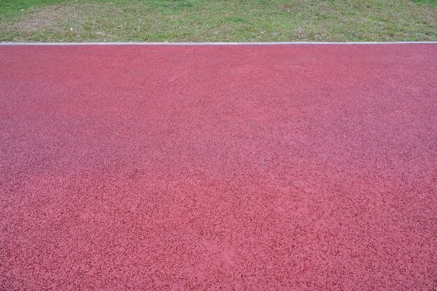 Una breve pista con erba verde e asfalto rosso