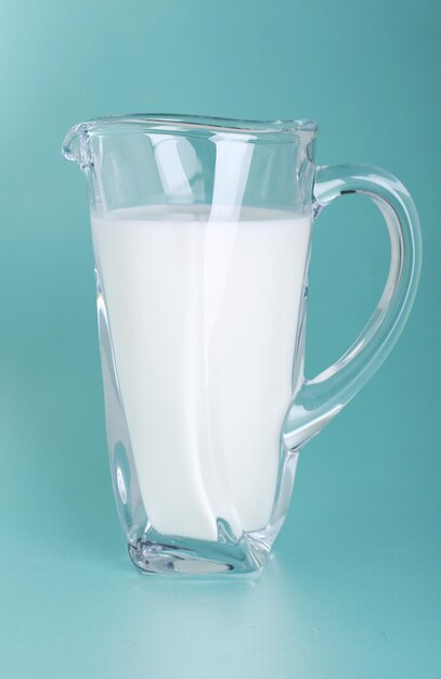 Una brocca di latte su sfondo blu