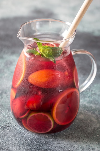 Una brocca di Sangria di frutta spagnola