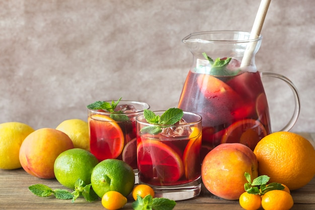 Una brocca di Sangria di frutta spagnola