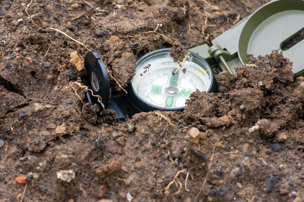 Una bussola magnetica verde militare a terra