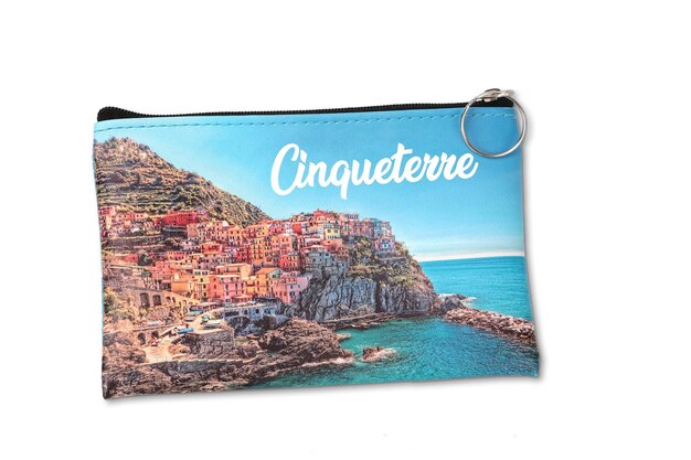Una busta con zip con sopra la scritta cinque terre.