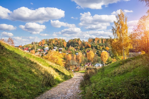 Una calda e soleggiata giornata autunnale a Plyos e nuvole bianche nel cielo blu