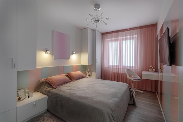 Una camera da letto moderna nei colori blu rosa e bianco con illuminazione soffusa Foto reale