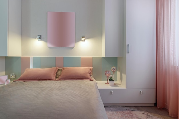 Una camera da letto moderna nei colori blu rosa e bianco con illuminazione soffusa Foto reale