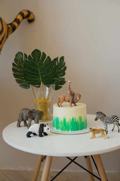 Una cameretta per bambini decorata in onore di un compleanno,una torta con animali da safari