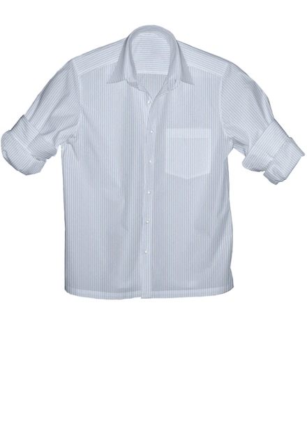 Una camicia bianca con una tasca blu è appesa su uno sfondo bianco.