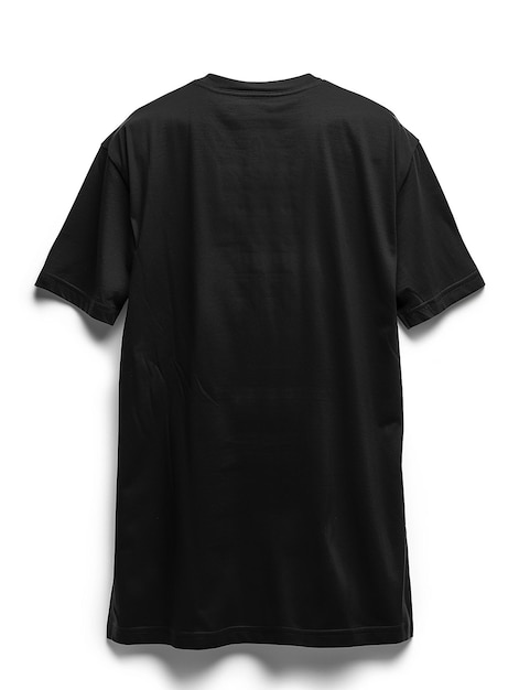 una camicia nera con un logo bianco sul retro