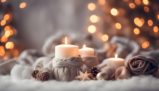 una candela bianca di Natale e un maglione bianco con un albero di Natale sullo sfondo