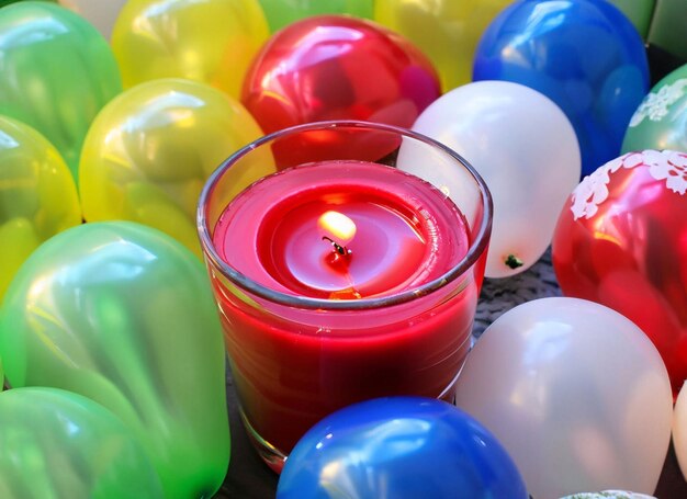 Una candela è circondata da palloncini e una candela è circondata da palloncini.