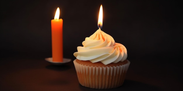 Una candela e un cupcake con sopra la parola candela