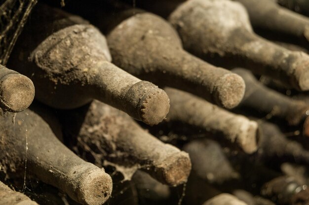 Una cantina con bottiglie