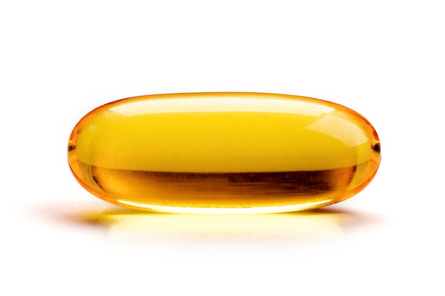 Una capsula di Omega 3 isolata sulla superficie bianca