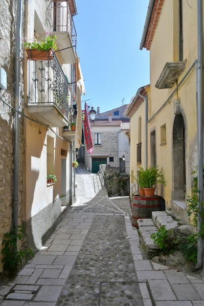 Una caratteristica strada di Buccino un borgo medievale in provincia di Salerno Italia