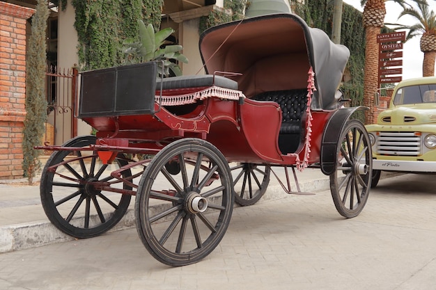 Una carrozza senza cavalli, esposta in strada.