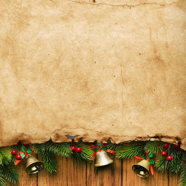 una carta marrone con una ghirlanda di Natale e una ghirlande di Natale appesa ad essa