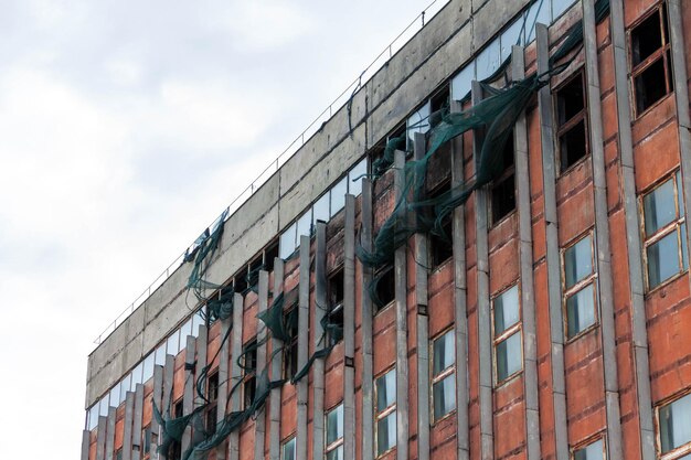 una casa bruciata, un edificio distrutto, un edificio danneggiato dalla guerra