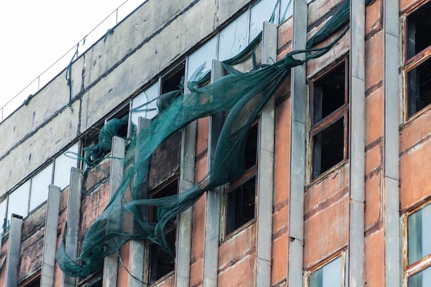 una casa bruciata, un edificio distrutto, un edificio danneggiato dalla guerra